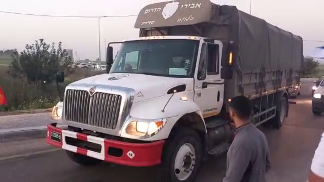 המשאית שלטענת המפגינים הנהג שלה איים עליהם בנשק המשאית שלטענת המפגינים הנהג שלה איים עליהם בנשק