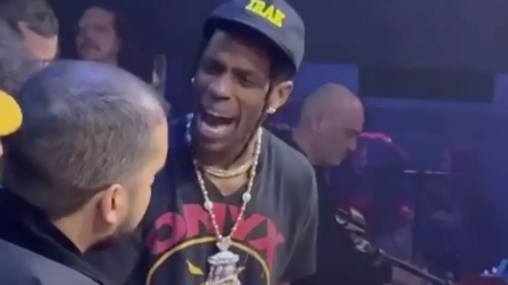 טראוויס סקוט תוקף את הדיג'יי