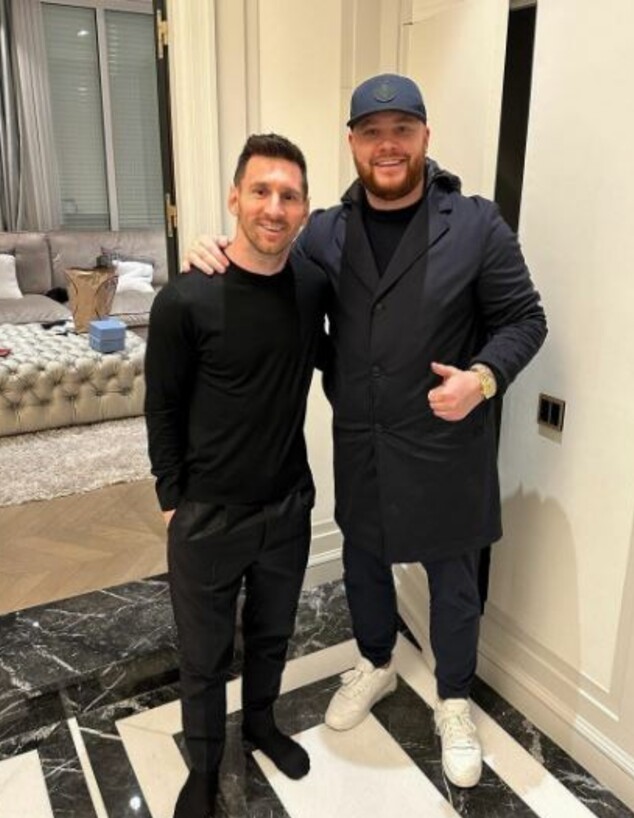 מסי קנה לחבריו הפתעה