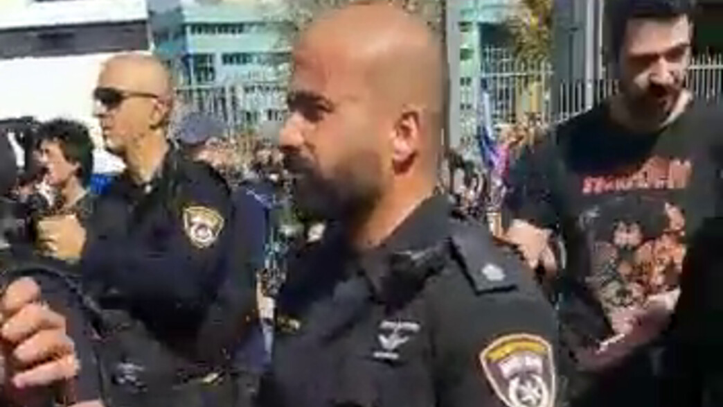 קצין המשטרה שזרק רימוני הלם קצין המשטרה שזרק רימוני הלם