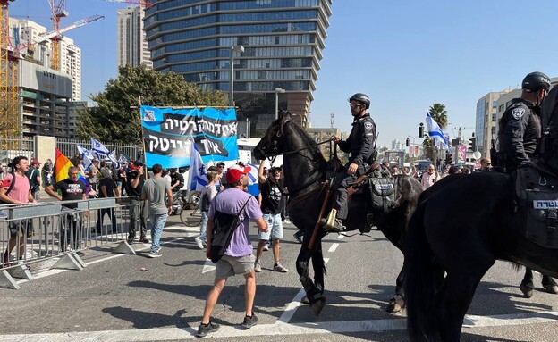 מפגינים ושוטרים על סוסים במחלף השלום (צילום: ליאור באקאלו, tech12)
