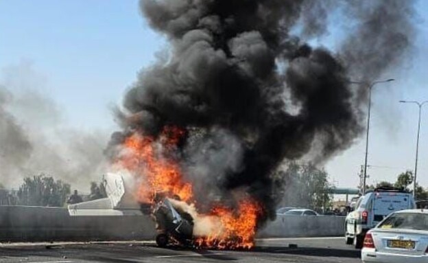 מטוס קל התרסק בכביש 60 ועלה באש