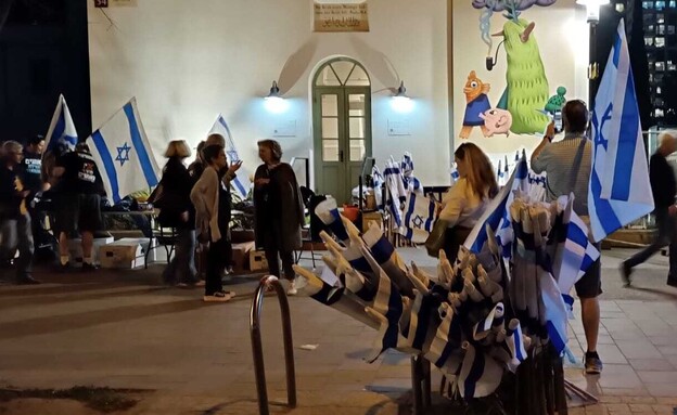 חלוקת דגלי ישראל בתל אביב