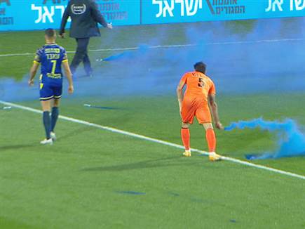 בן הרוש מפנה אבוקה מהדשא