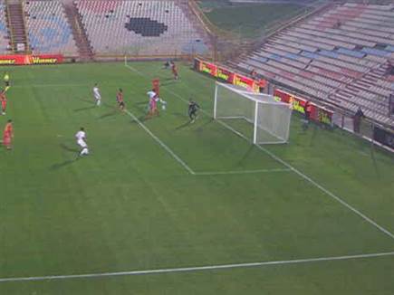 מתגנב מאחורי השומר שלו ודוחף רגל