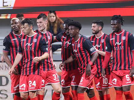 חגיגה אדומה בבלומפילד (דני מרון)