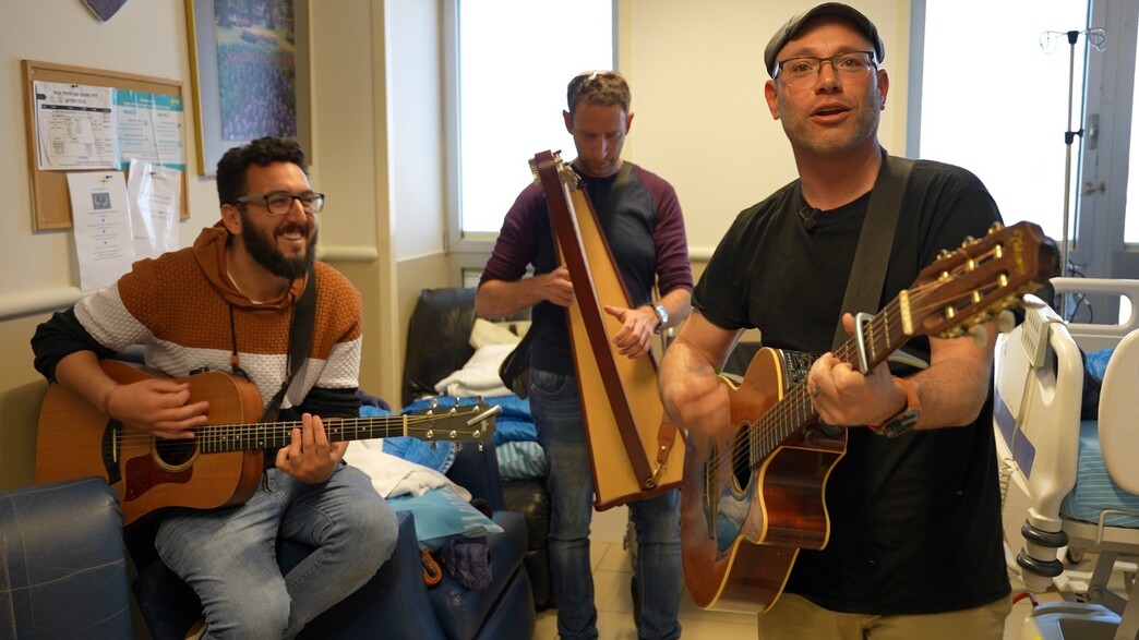 שמחה באונוקולוגית- אמנים עושים חיים שמחה באונוקולוגית- אמנים עושים חיים