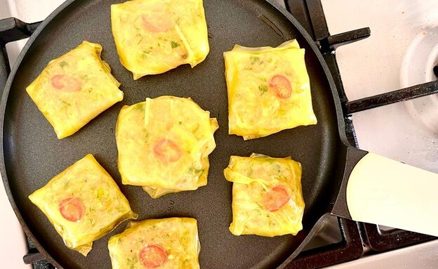 דפי אורז במילוי ירקות ועוף - הטיגון דפי אורז במילוי ירקות ועוף - הטיגון