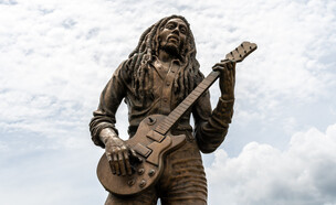 פסל ברונזה של בוב מארלי. קינגסטון, ג'מייקה (צילום: Debbie Ann Powell, shutterstock)
