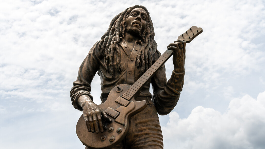פסל ברונזה של בוב מארלי. קינגסטון, ג'מייקה (צילום: Debbie Ann Powell, shutterstock)