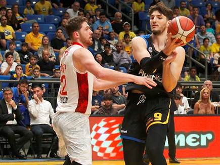 רומן סורקין. היה הבולט בשורות המארחת (אלן שיבר)