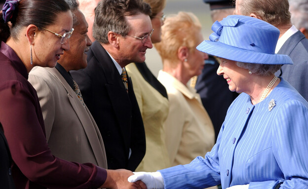 ג'ורג'ינה בייר עם המלכה אליזבת השנייה (צילום:  Ross Land, gettyimages)