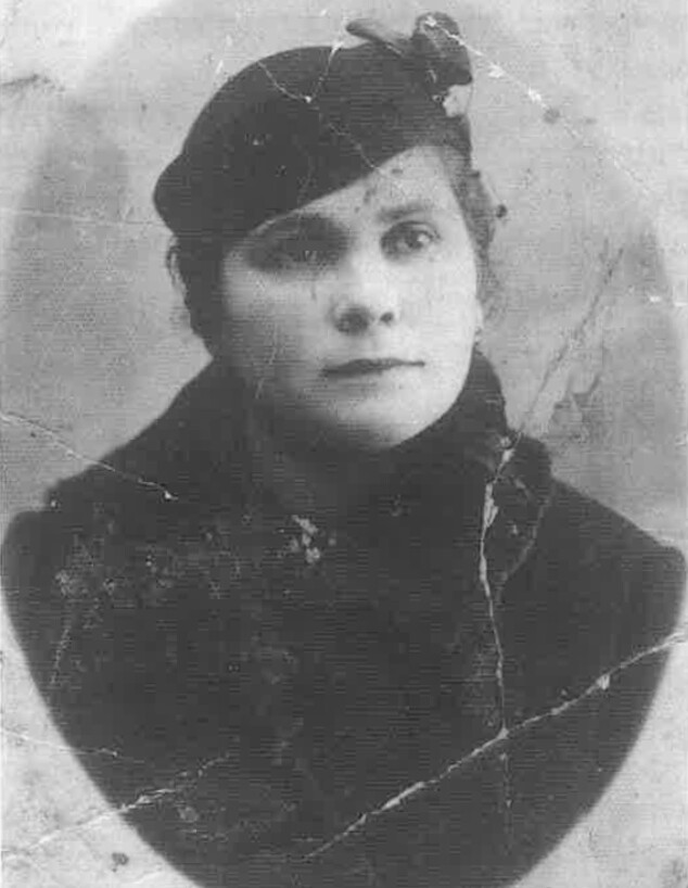 אוממה (רגינה רבקה מלצר) בגיל 27, סירט 1933 (צילום: מתוך הספר 