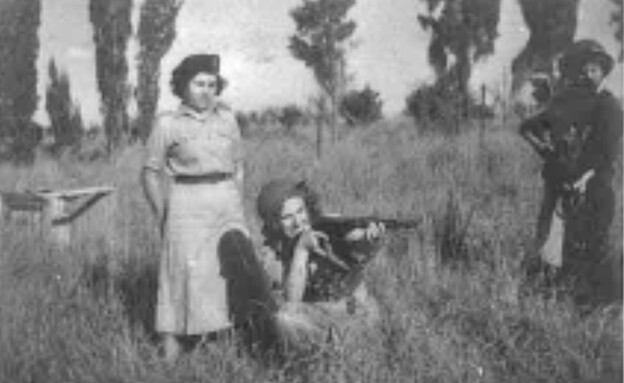 פנינה כחיילת בגדוד התותחנים, 1951 (צילום: מתוך הספר "דברים שסיפרה לי אמי")