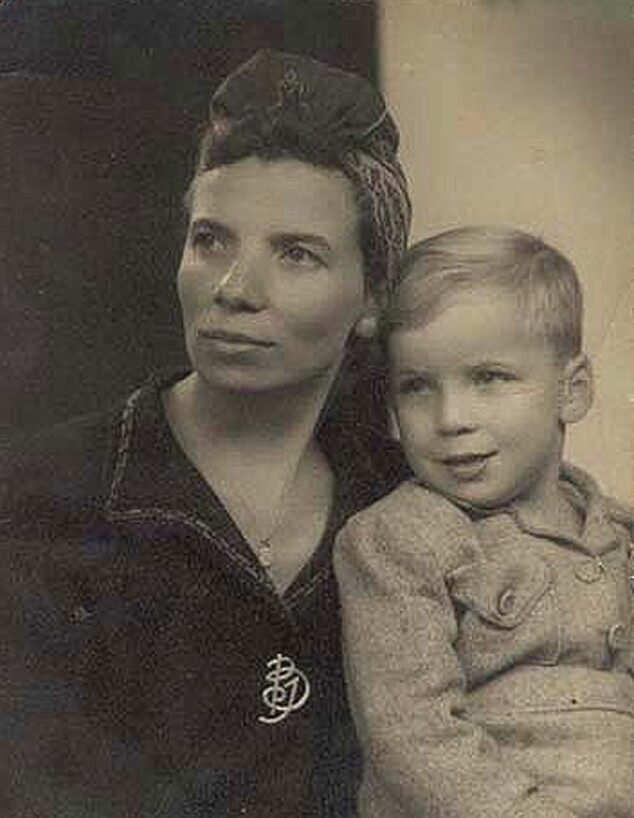 טומי עם אימו בילדותו