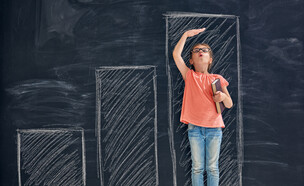 ילד מודד גובה (אילוסטרציה: By Dafna A.meron, shutterstock)