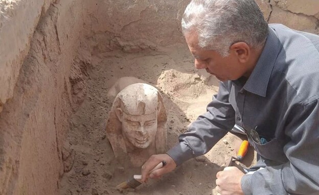 מצרים: פסל של ספינקס ושרידי מקדש נחשפו (צילום: AP)