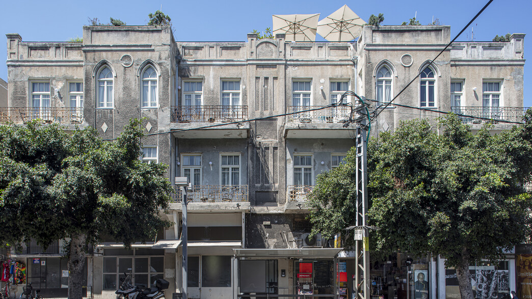 מלון אסמבלאז', מלון אסמבלאז',