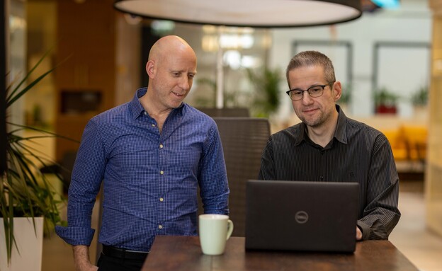 נרי פרידנר לצד איציק רייך, סגן נשיא לטכנולוגיות, במשרדי Dell (צילום: טל שחר)