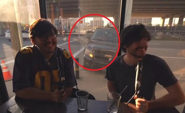 הקליטו פודקאסט ומכונית נכנסה בחלון מאחוריהם (צילום: 
November Romeo , youtube)