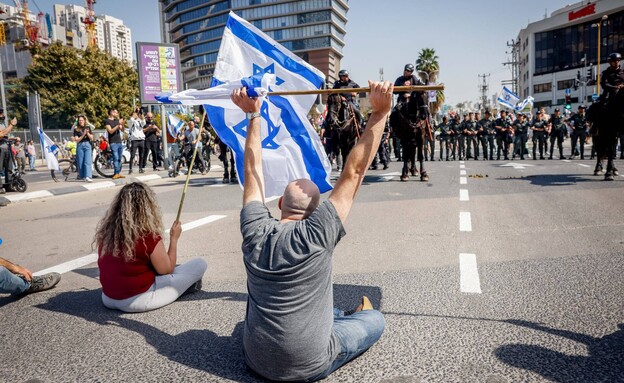 מפגינים מול המשטרה בתל אביב (צילום: אריק מרמור, פלאש 90)