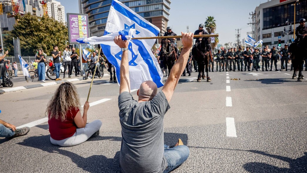 מפגינים מול המשטרה בתל אביב מפגינים מול המשטרה בתל אביב
