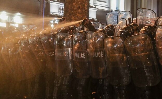 מחאה ומהומות אלימות בטביליסי, גיאורגיה (צילום: רויטרס)