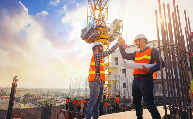 מנהלי עבודה באתר בנייה (צילום: Panumas Yanuthai, shutterstock)