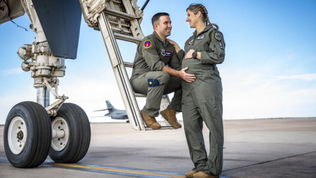זוג הטייסים (צילום: U.S. Air Force photo by Senior Airman Leon Redfern)