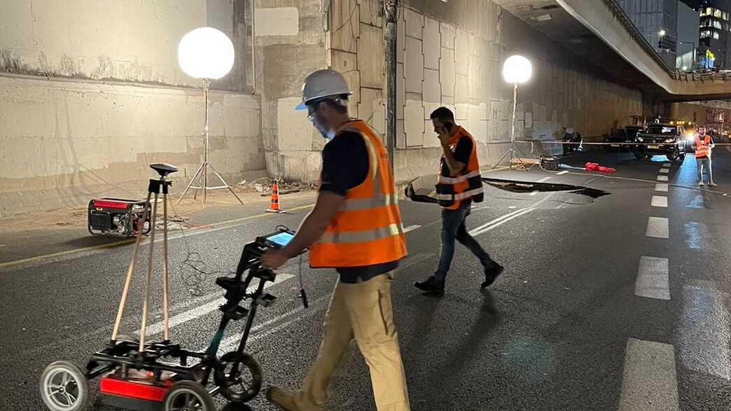 צוות אקסודיגו בזירת הטיפול בבולען בנתיבי איילון 