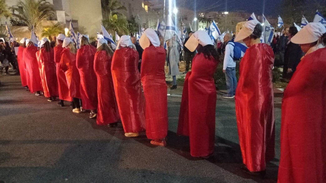 מאות מפגינים מחוץ לביתו של יריב לוין מאות מפגינים מחוץ לביתו של יריב לוין