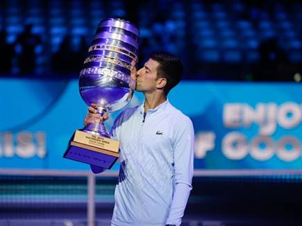 ג'וקוביץ' מנשק את התואר ב-ATP 250 (קרדיט: getty) (צילום: ספורט 5)