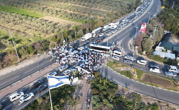 מפגינים חוסמים את צומת כרמיאל (צילום: ינון גלעד)