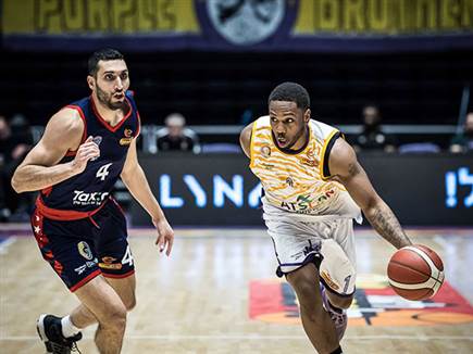 שלט במשחק כהרגלו. רגלנד (עודד קרני)