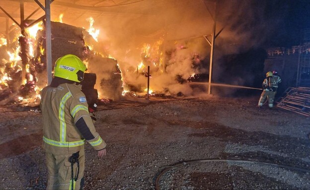 שרפת המתבן של ח"כ רם בן ברק בנהלל (צילום: דוברות כבאות והצלה מחוז צפון)