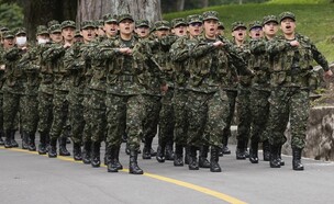 אימוני הנשים של הצבא שם (צילום: AP Photo/Fernando Vergara)