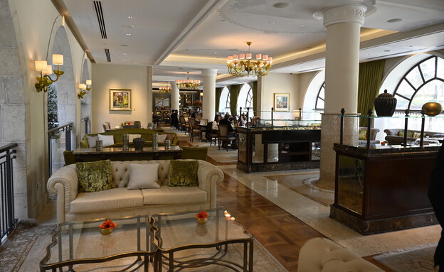 חלל בית הקפה האלגנטי במלון ולדורף אסטוריה  (צילום: ניסים לוי )
