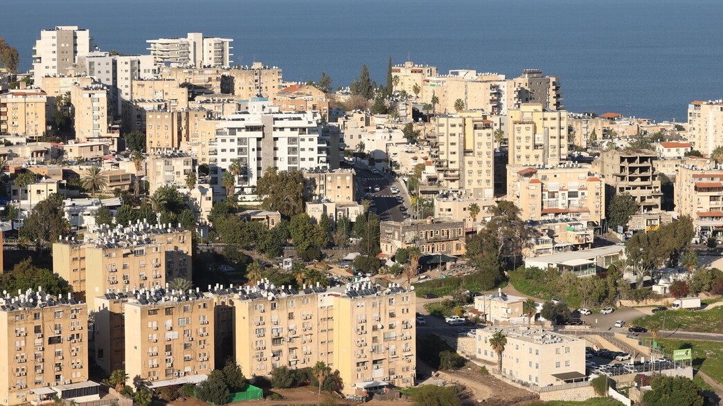 העיר טבריה על רקע הכינרת העיר טבריה על רקע הכינרת