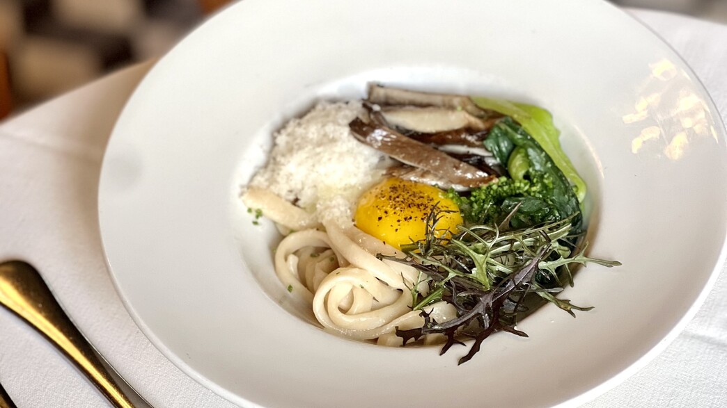 אטריות, פטריות, דאשי גבינות, שמן קומבו וחלמון אטריות, פטריות, דאשי גבינות, שמן קומבו וחלמון