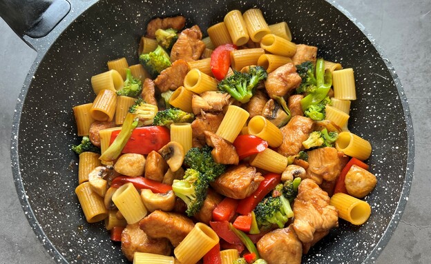 פסטה וחזה עוף מוקפצים פסטה וחזה עוף מוקפצים