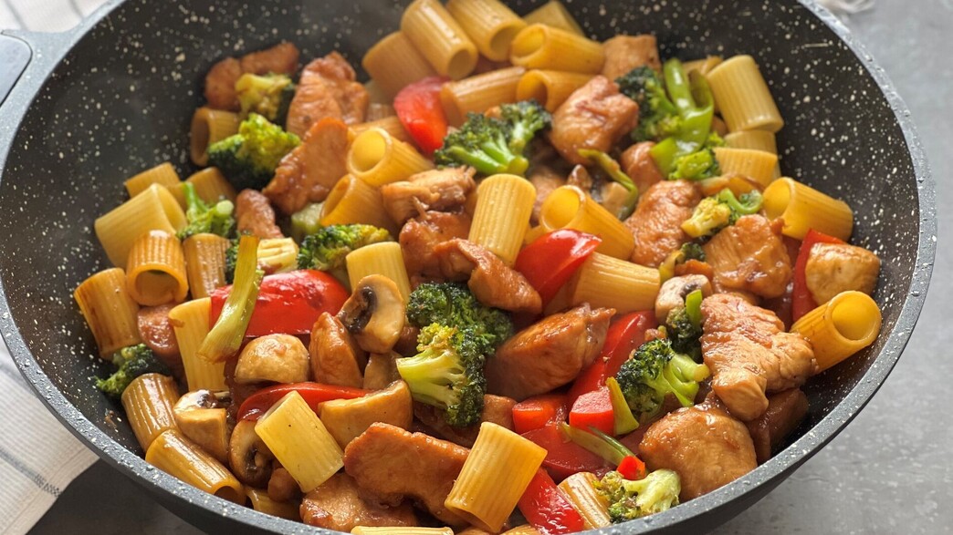פסטה וחזה עוף מוקפצים עם ירקות פסטה וחזה עוף מוקפצים עם ירקות
