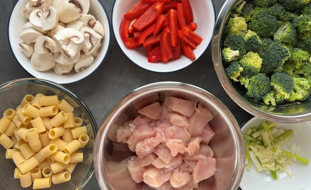 פסטה וחזה עוף מוקפצים - המרכיבים פסטה וחזה עוף מוקפצים - המרכיבים