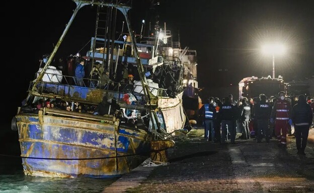 סירת מהגרים לחופי איטליה (צילום: AP)