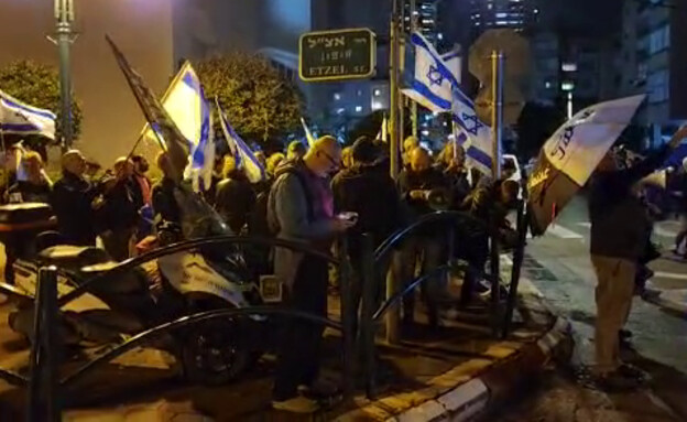 הפגנה מול ביתו של ח"כ משה גפני בבני ברק (צילום: ברק דור)