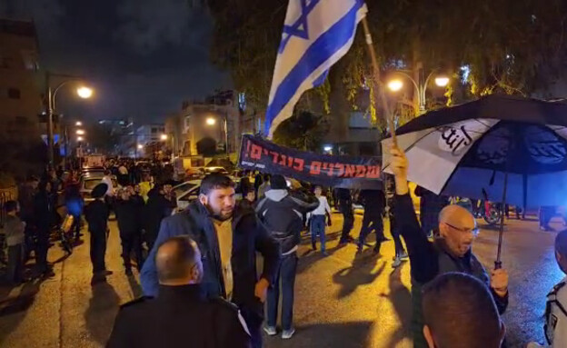הפגנה מול ביתו של ח"כ משה גפני בבני ברק (צילום: ברק דור)