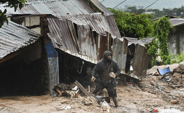 הרוגים והרס בסופת ציקלון באפריקה (צילום: AP)