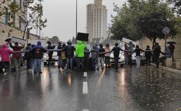 פעילים נגד המהפכה המשפטית חוסמים את הכביש למשרדי ה (צילום: לחסום את ההפיכה)