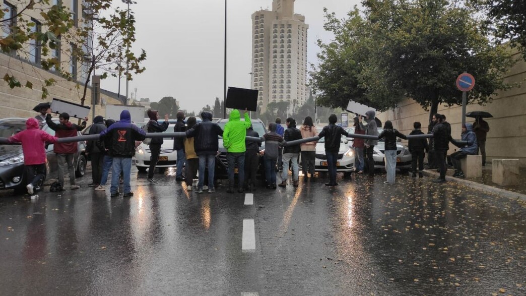 פעילים נגד המהפכה המשפטית חוסמים את הכביש למשרדי ה