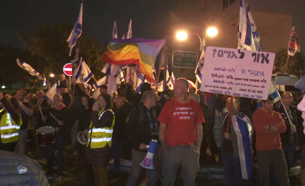 הפגנה מול ביתו של ח"כ משה גפני בבני ברק (צילום: N12)