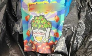 שקיות "הממתקים" בהן אותרו סמים (צילום: דוברות המשטרה)